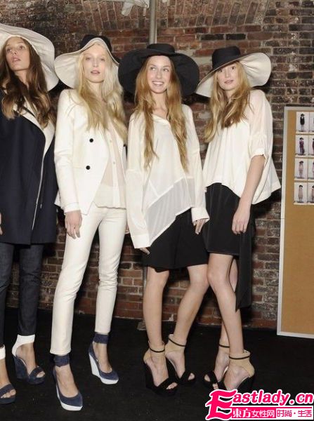 今夏歐美明星最具指標(biāo)性的 帽子穿搭術(shù)