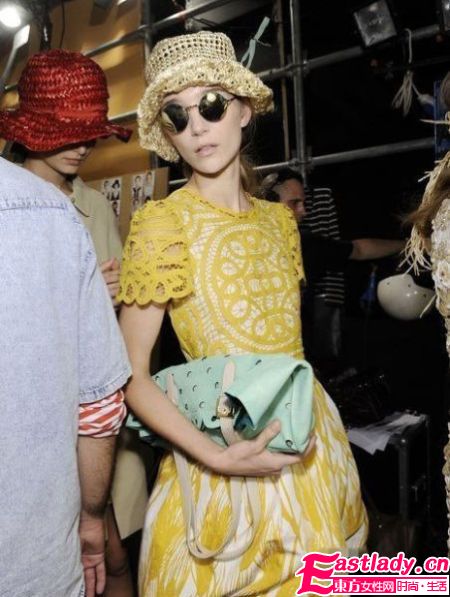 今夏歐美明星最具指標(biāo)性的 帽子穿搭術(shù)