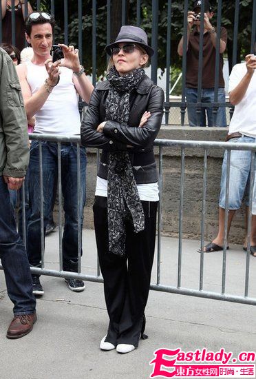 今夏歐美明星最具指標(biāo)性的 帽子穿搭術(shù)