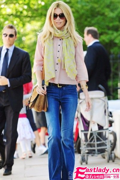 夏日學(xué)明星服裝搭配穿出個性時尚