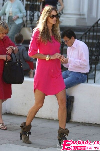 夏日學(xué)明星服裝搭配穿出個(gè)性時(shí)尚