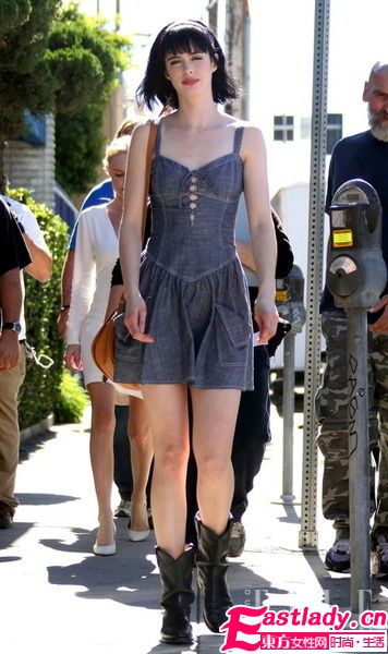 夏日學(xué)明星穿牛仔服飾個(gè)性十足