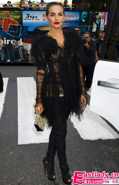 歐美明星朦朧透視裝 性感撩人