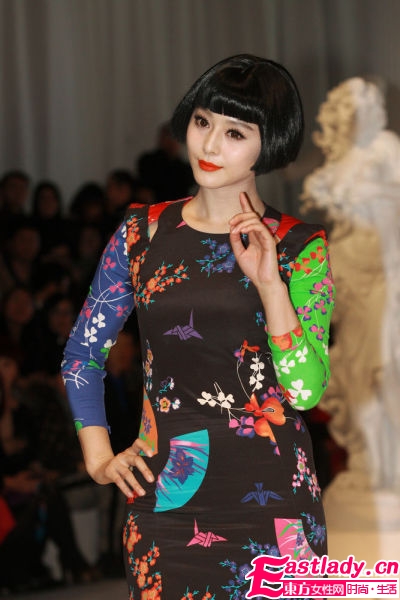 時尚女王范冰冰民族色彩圖案短裙Hold住全場