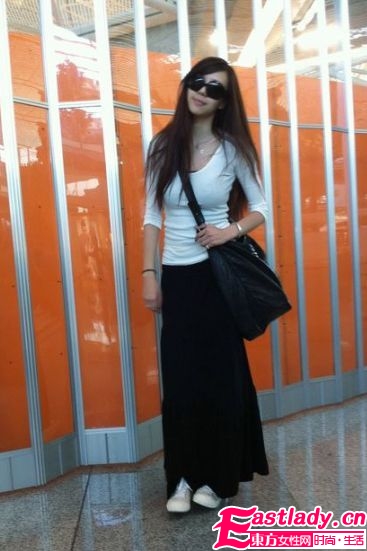 E罩杯女神周韋彤大秀時(shí)尚裝扮