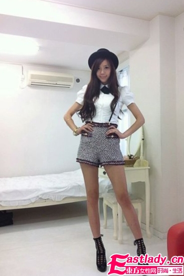 E罩杯女神周韋彤大秀時(shí)尚裝扮