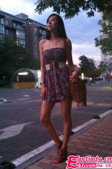 E罩杯女神周韋彤大秀時(shí)尚裝扮