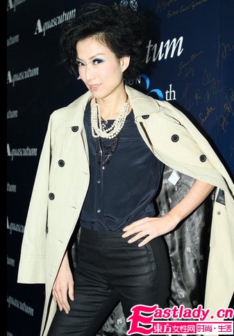 鄭秀文風(fēng)衣搭配穿出時(shí)尚個(gè)性