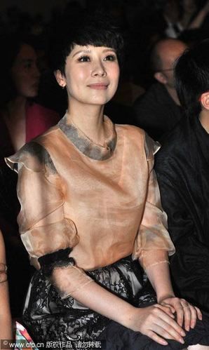 海清裙裝演繹性感 簡約又大方