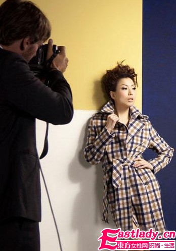 鄭秀文風(fēng)衣搭配穿出時(shí)尚個(gè)性