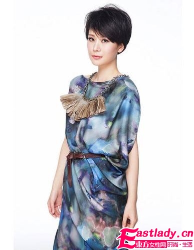 海清裙裝演繹性感 簡約又大方