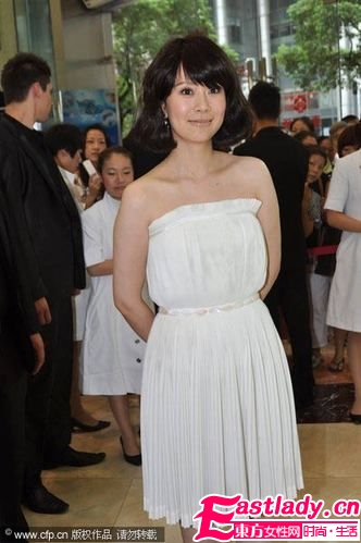 海清裙裝演繹性感 簡約又大方