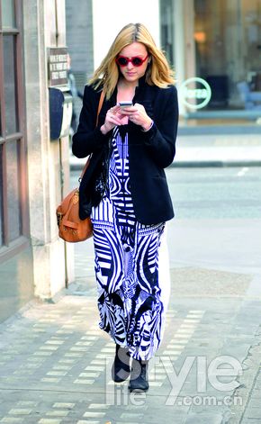 明星時(shí)裝秀演繹風(fēng)情人生