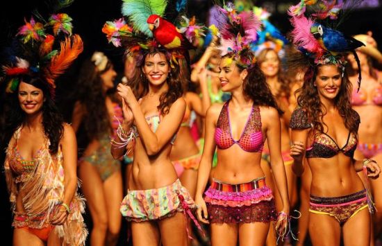 2011哥倫比亞麥德林時(shí)裝周 五彩繽紛泳裝讓觀眾眼前一亮