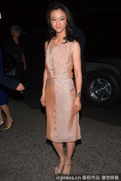 雙面嬌娃湯唯 裙擺長度定風情