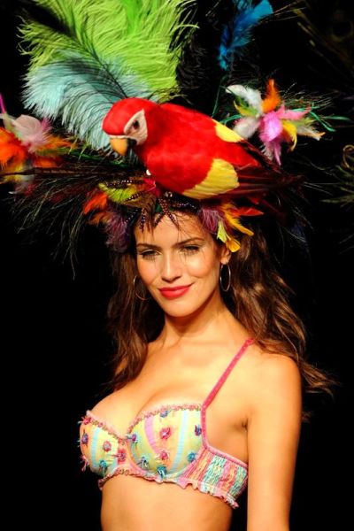 2011哥倫比亞麥德林時裝周 五彩繽紛泳裝讓觀眾眼前一亮