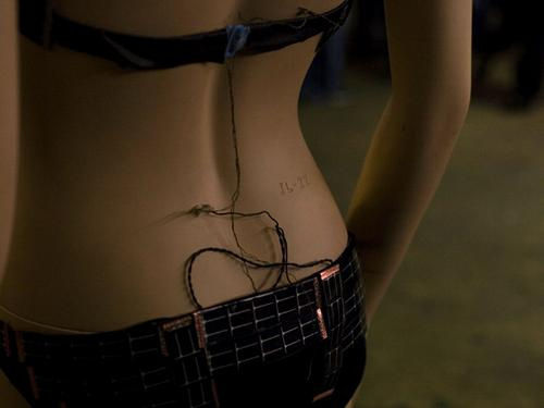 太陽(yáng)能充電比基尼 成就最炫海灘寶貝