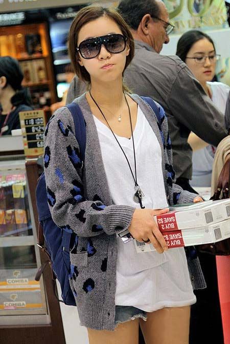 2011最新時(shí)尚服裝 T恤外套短褲很給力