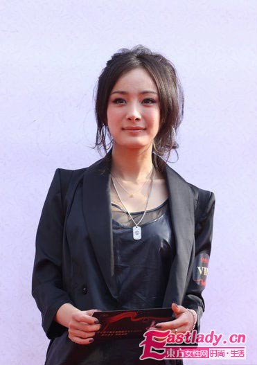 《宮》楊冪春季時(shí)尚打扮 引領(lǐng)流行風(fēng)