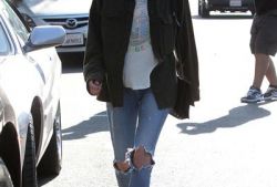 破洞牛仔褲早春時(shí)尚穿搭術(shù) 三招教你穿的更時(shí)髦