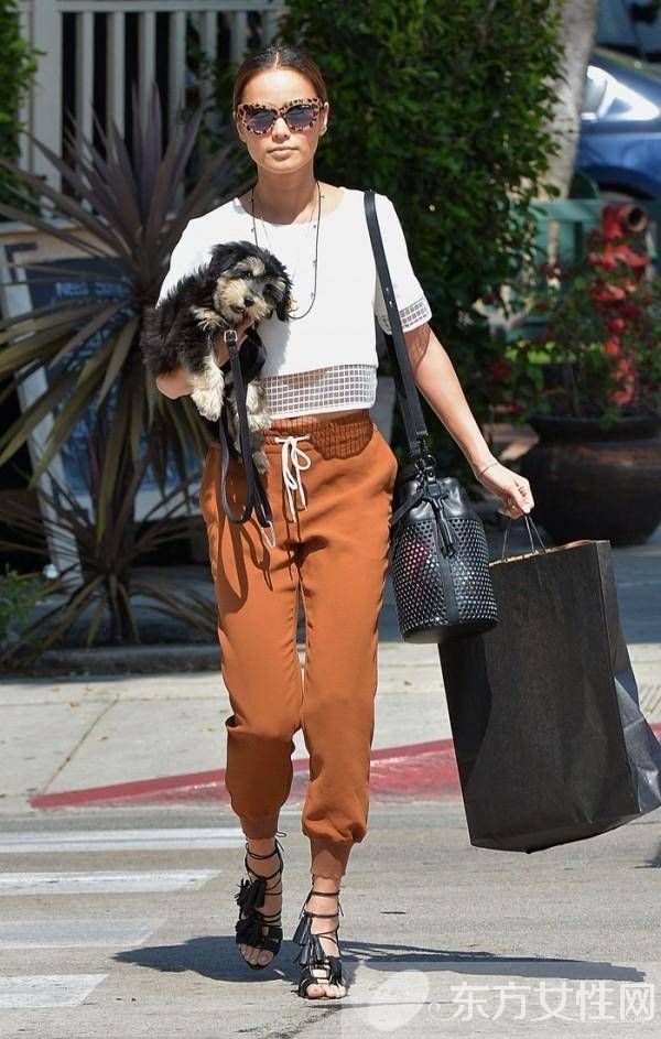 時(shí)尚單品運(yùn)動(dòng)褲 搭配妙招穿出自己的個(gè)性來