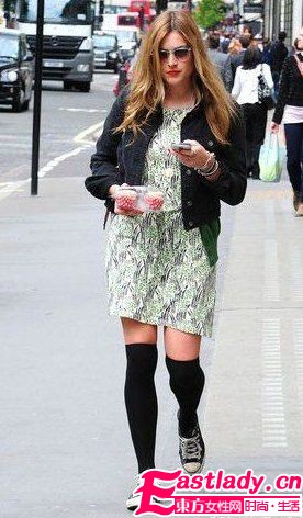 明星裝嫩必殺技 中長襪強勢回潮