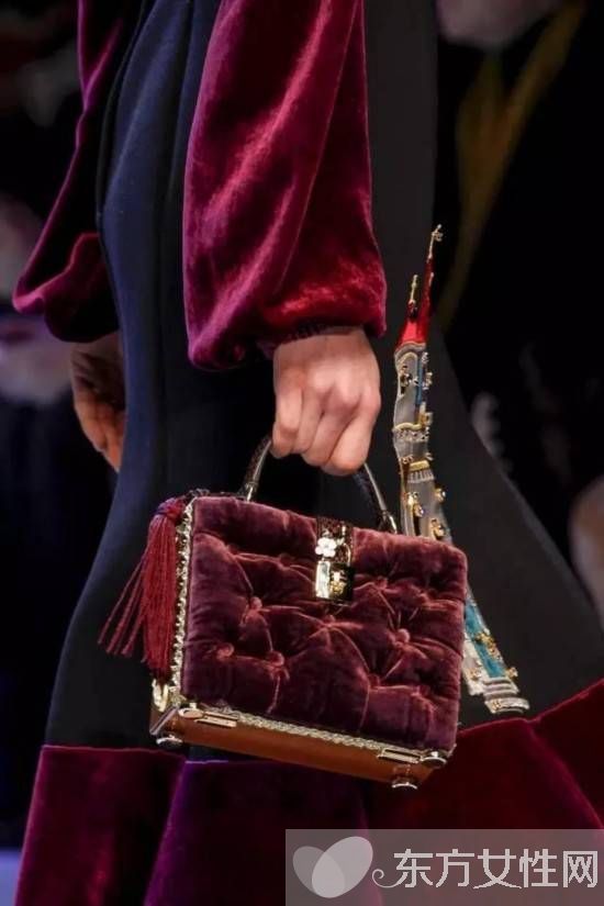 這個冬天 天鵝絨包包正悄悄大步邁進