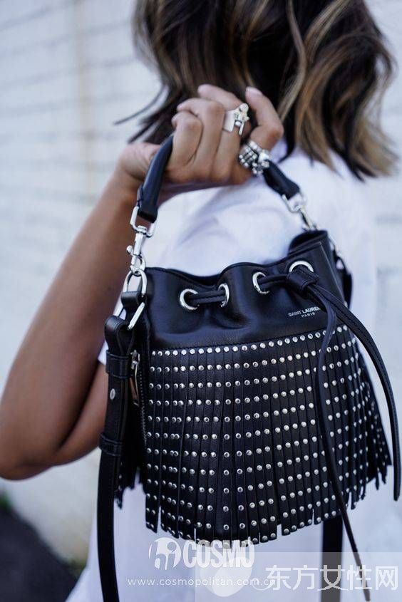 今年最火的水桶包 時尚達人凹造型全靠它