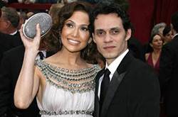 晚宴包巧妙搭配變女王 看女星們?nèi)绾窝堇[