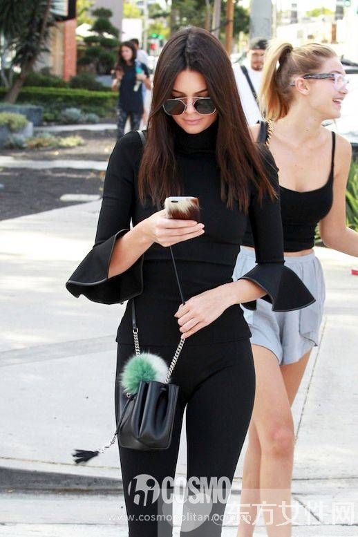 今年最火的水桶包 時尚達人凹造型全靠它