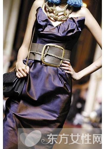 裙子妙搭寬腰帶 秒變纖細(xì)小腰精