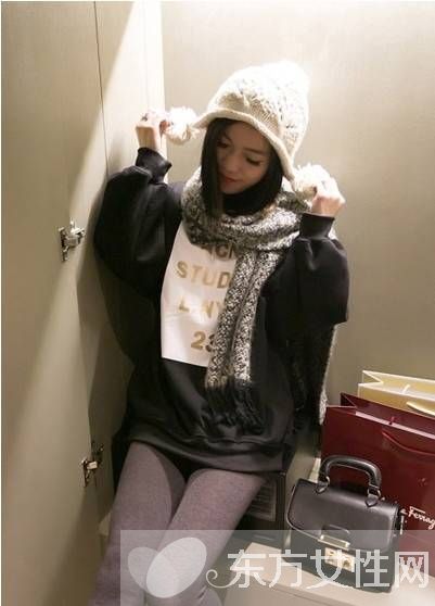 時(shí)尚圍巾這么搭配 凸顯出一種時(shí)尚感