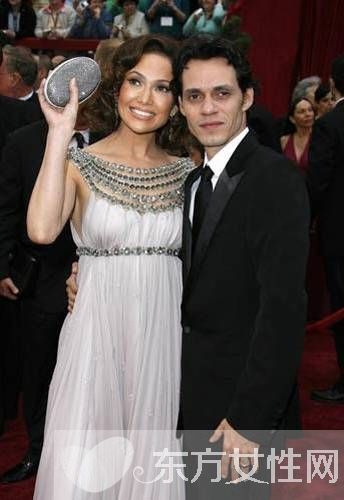 晚宴包巧妙搭配變女王 看女星們?nèi)绾窝堇[