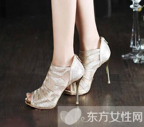 2016最受歡迎時(shí)尚高跟涼鞋 看了都忍不住想穿上它
