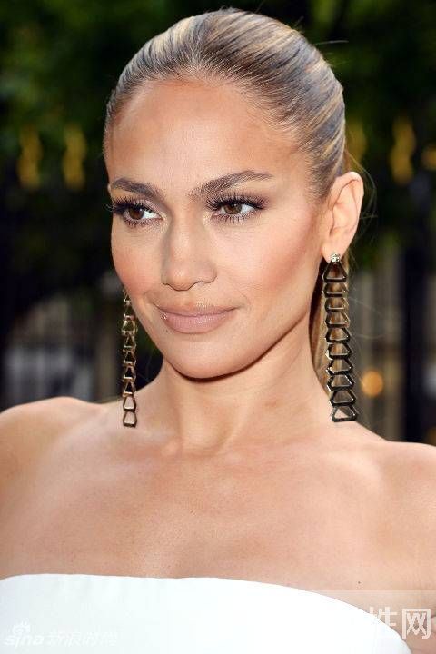 年會戰(zhàn)袍迫在眉睫 不妨試試這六大時尚單品搭配