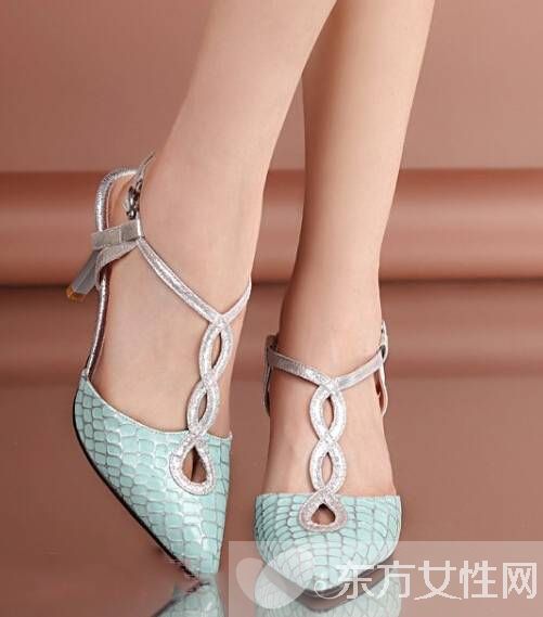 2016最受歡迎時(shí)尚高跟涼鞋 看了都忍不住想穿上它