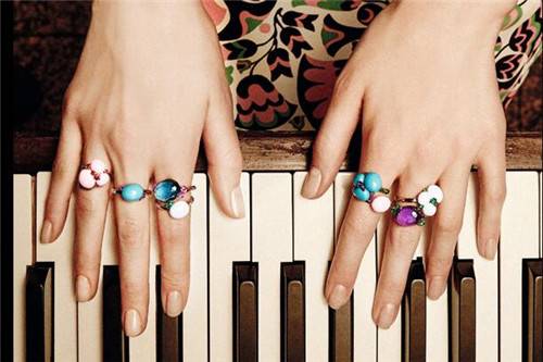 在指尖上跳躍又極具個(gè)性的戒指你有了嗎