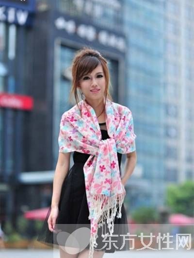 教你早春另類時(shí)尚披肩搭配 圍巾也可變披肩