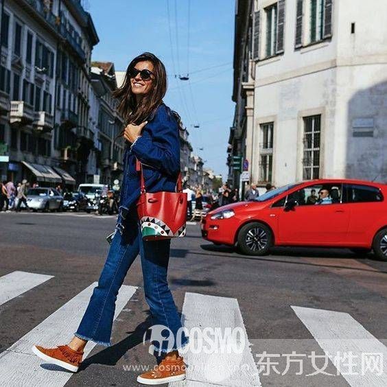 今年最火的水桶包 時尚達人凹造型全靠它