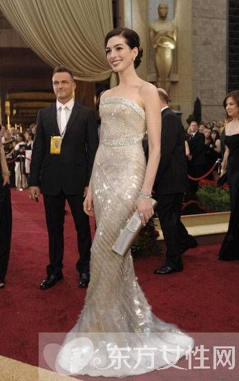 晚宴包巧妙搭配變女王 看女星們?nèi)绾窝堇[