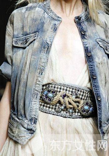 裙子妙搭寬腰帶 秒變纖細(xì)小腰精