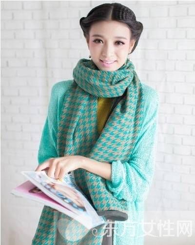時(shí)尚圍巾這么搭配 凸顯出一種時(shí)尚感