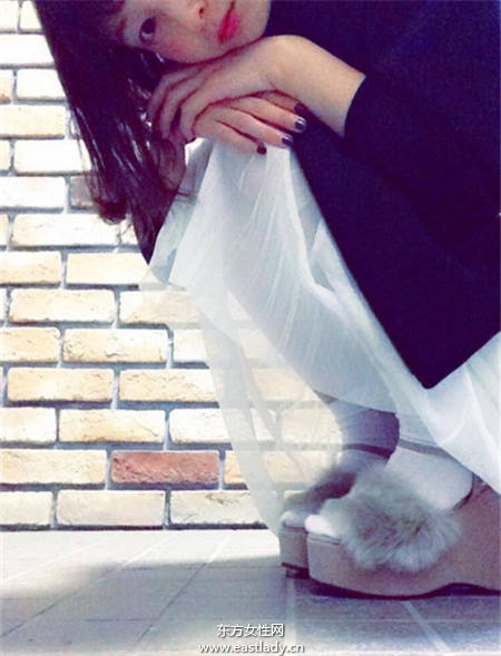 毛毛鞋也可這么時(shí)尚 這樣穿回頭率百分百