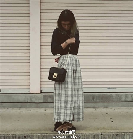 毛毛鞋也可這么時(shí)尚 這樣穿回頭率百分百