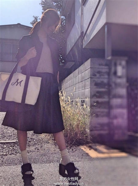毛毛鞋也可這么時(shí)尚 這樣穿回頭率百分百