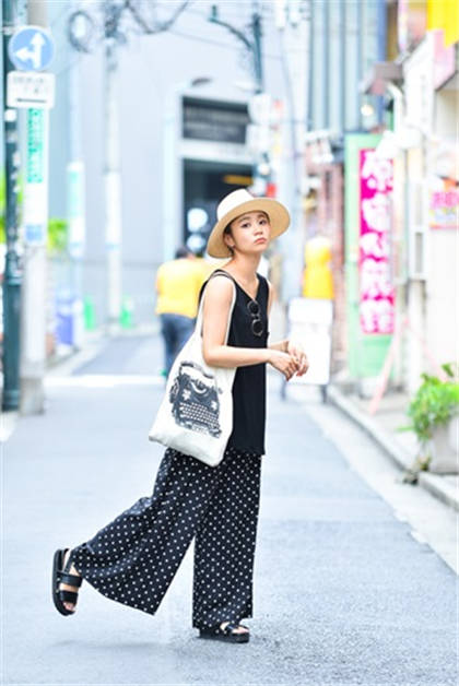 出門必備 帆布包簡(jiǎn)單搭出休閑風(fēng)