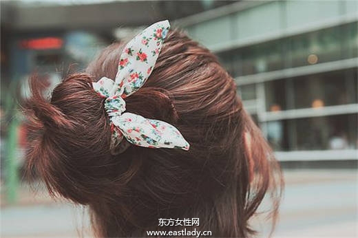 日本妞真會(huì)玩 一塊頭巾玩出百變?cè)煨? height=