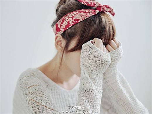 日本妞真會(huì)玩 一塊頭巾玩出百變?cè)煨? height=