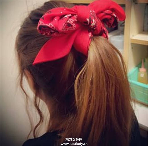 日本妞真會(huì)玩 一塊頭巾玩出百變?cè)煨? height=