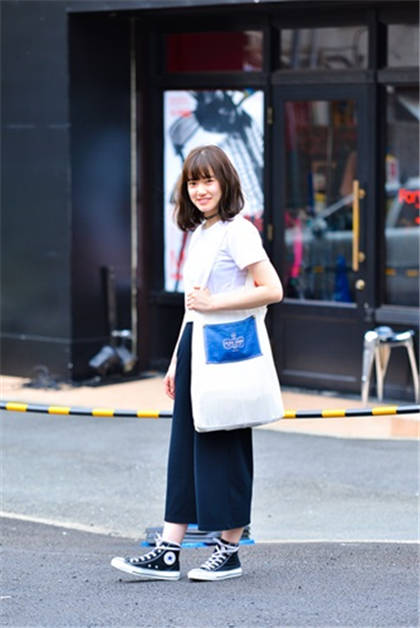 出門必備 帆布包簡(jiǎn)單搭出休閑風(fēng)